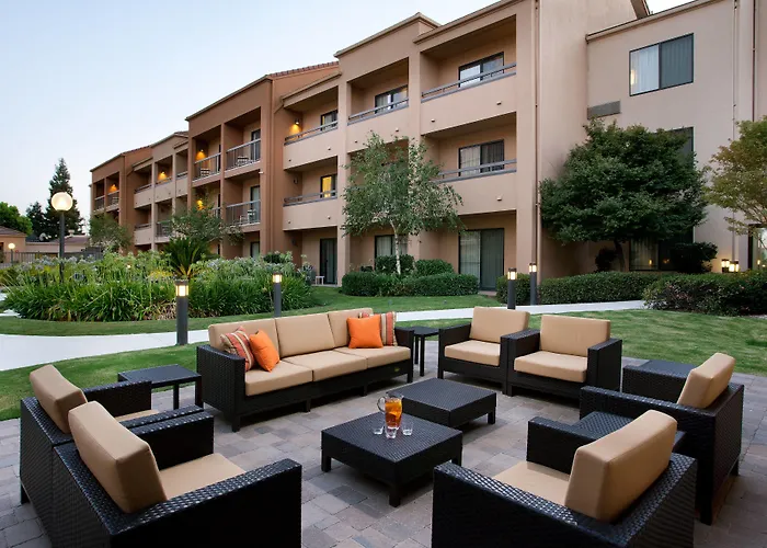 Courtyard By Marriott Bakersfield